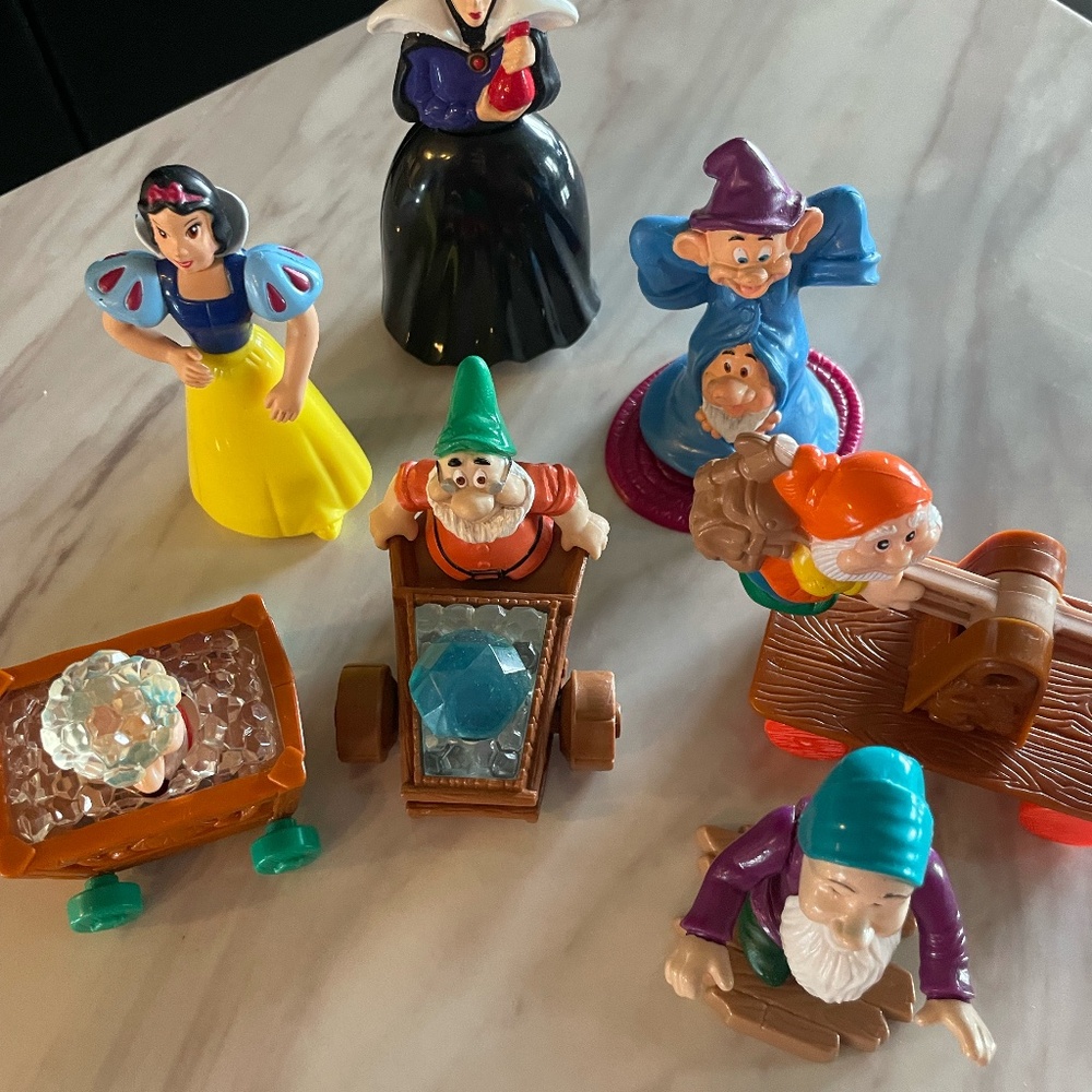 SET OF 7 DISNEY SNOW WHITE AND THE SEVEN DRAWFS PLASTIC FIGURINES - Picture 4 of 10